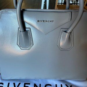 GIVENCHY Antigona Medium leather tote (Box Leather)